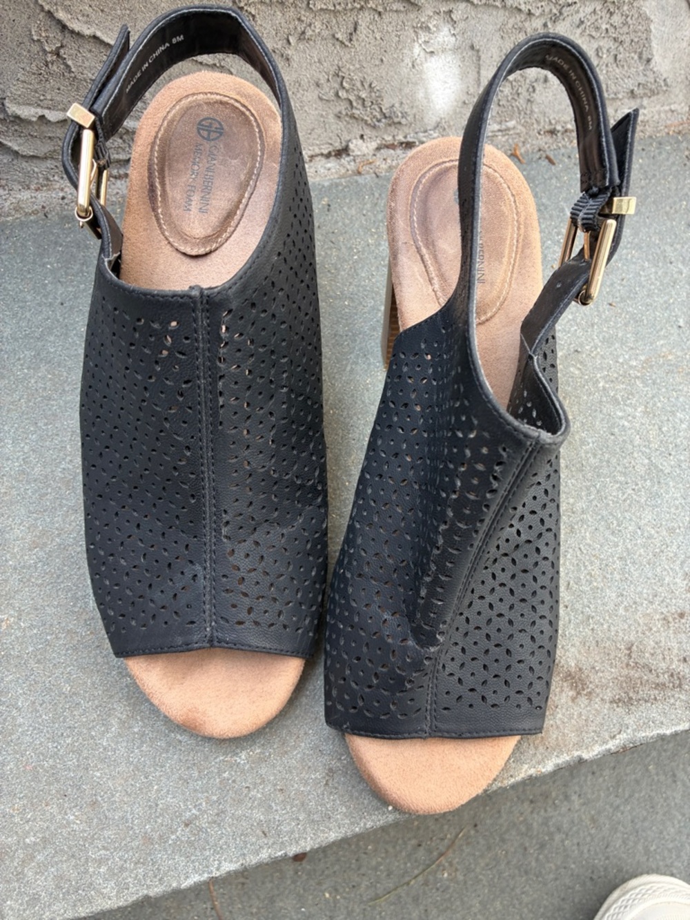 Giani Bernini Black Open Toe Perforated Memory Foam Cushion Block Heel Sandals 8